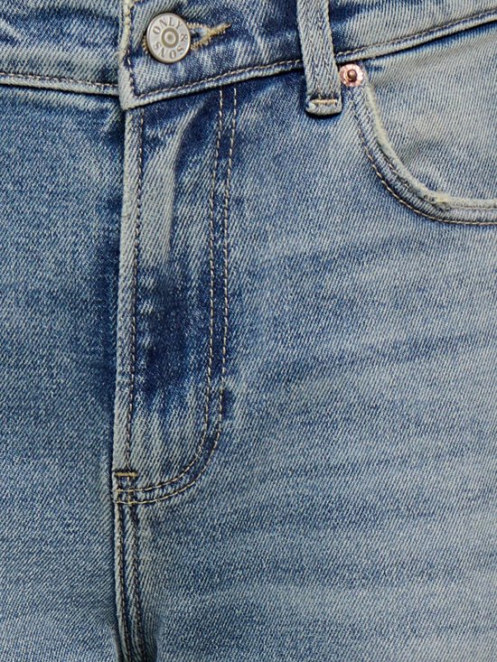 Detail van een lichtblauwe jeans met knoopsluiting en zakken.