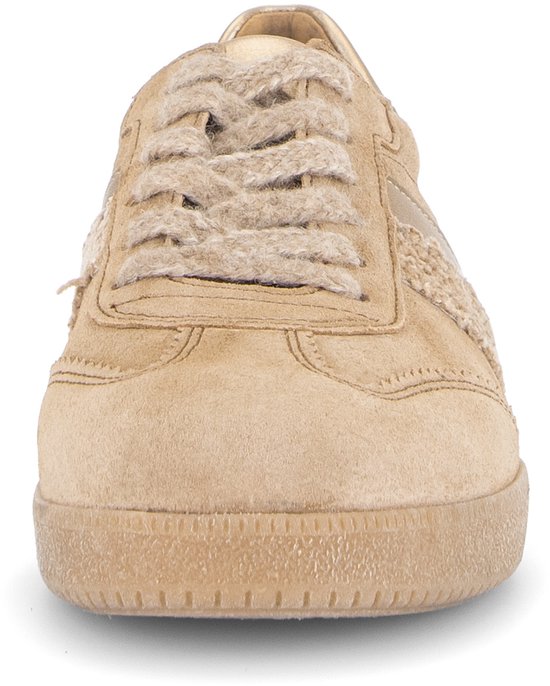 Vooraanzicht van een beige suède Gabor sneaker met vetersluiting.
