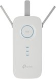 Witte TP-Link WiFi-range-extender met twee verstelbare antennes en blauwe led-indicatoren.