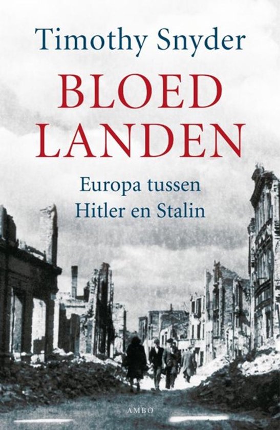 Couverture du livre 'Bloedlanden' de Timothy Snyder, avec une photo de bâtiments détruits et du texte.