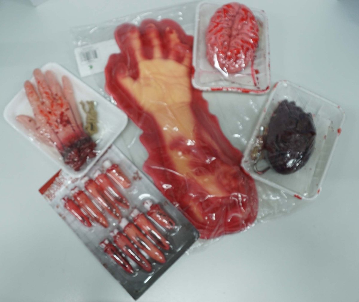 Horror ledematen pakket - halloween hersenen - griezelig hart - bloederige arm - horror artikel afgehakte vingers - griezel hand - halloween feestje griezelige decoratie producten - spook feest artikelen - griezel - nachtmerrie - horror feest