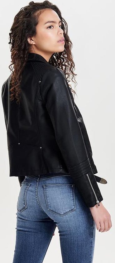 Zwarte imitatieleren bikerjack, achterkant, met zilverkleurige ritssluitingen en jeans.