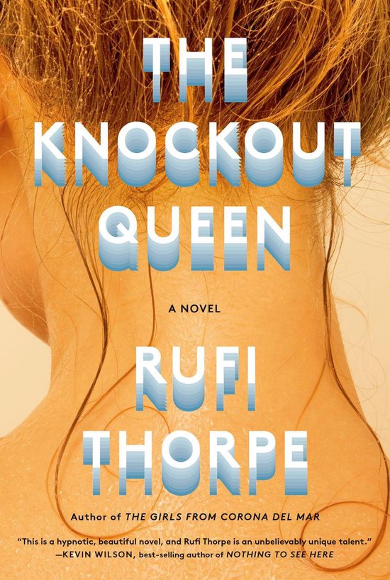 Livre "The Knockout Queen" avec du texte sur un cou et des cheveux.