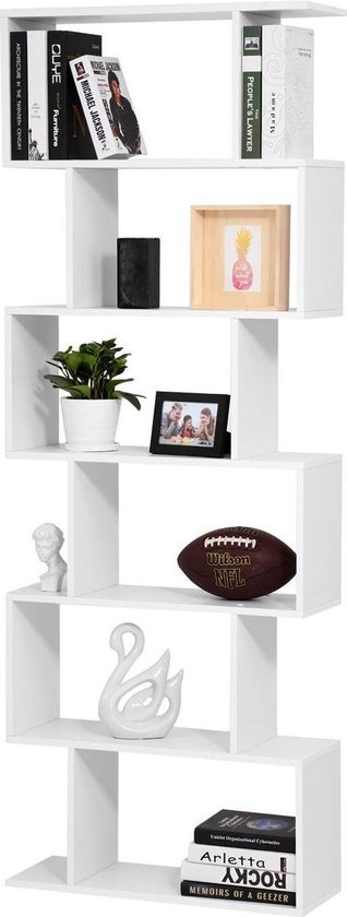 Hoge, witte boekenkast met 7 schappen in zigzagvorm, gevuld met diverse boeken en decoratieve objecten.
