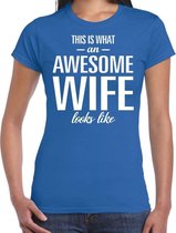 Awesome wife / echtgenote cadeau t-shirt blauw dames L