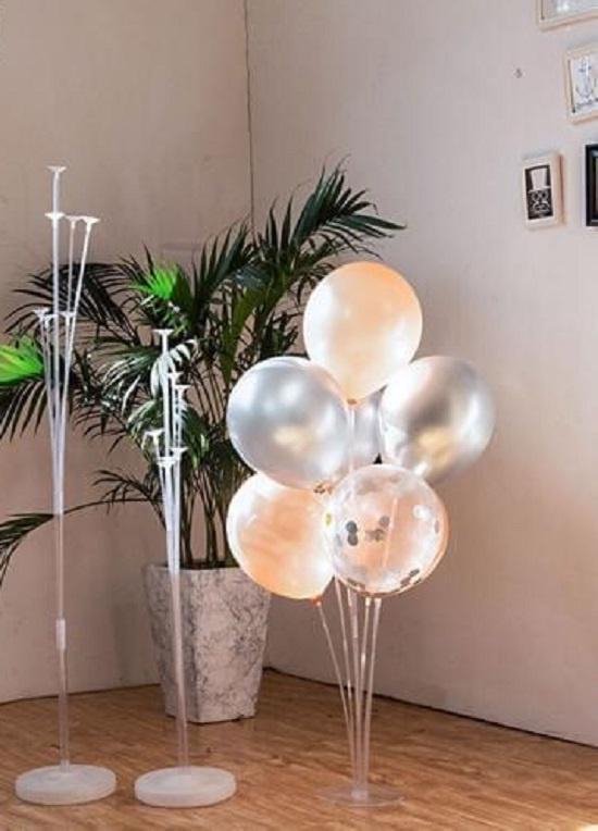 Doorzichtige ballonstandaard met 7 ballonnen in parelmoer wit en beige tinten.