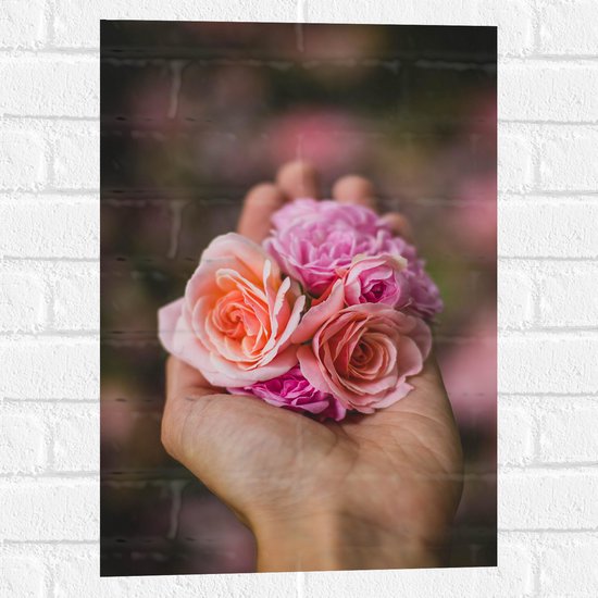 Muursticker - Hand - Bloemen - Natuur - Roze - 40x60 cm Foto op Muursticker
