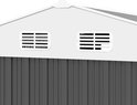 Detail van de ventilatieroosters aan de voorzijde van een donkergrijs metalen tuinhuis.