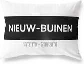 Tuinkussen NIEUW-BUINEN - DRENTHE met coördinaten - Buitenkussen - Bootkussen - Weerbestendig - Jouw Plaats - Studio216 - Modern - Zwart-Wit - 50x30cm