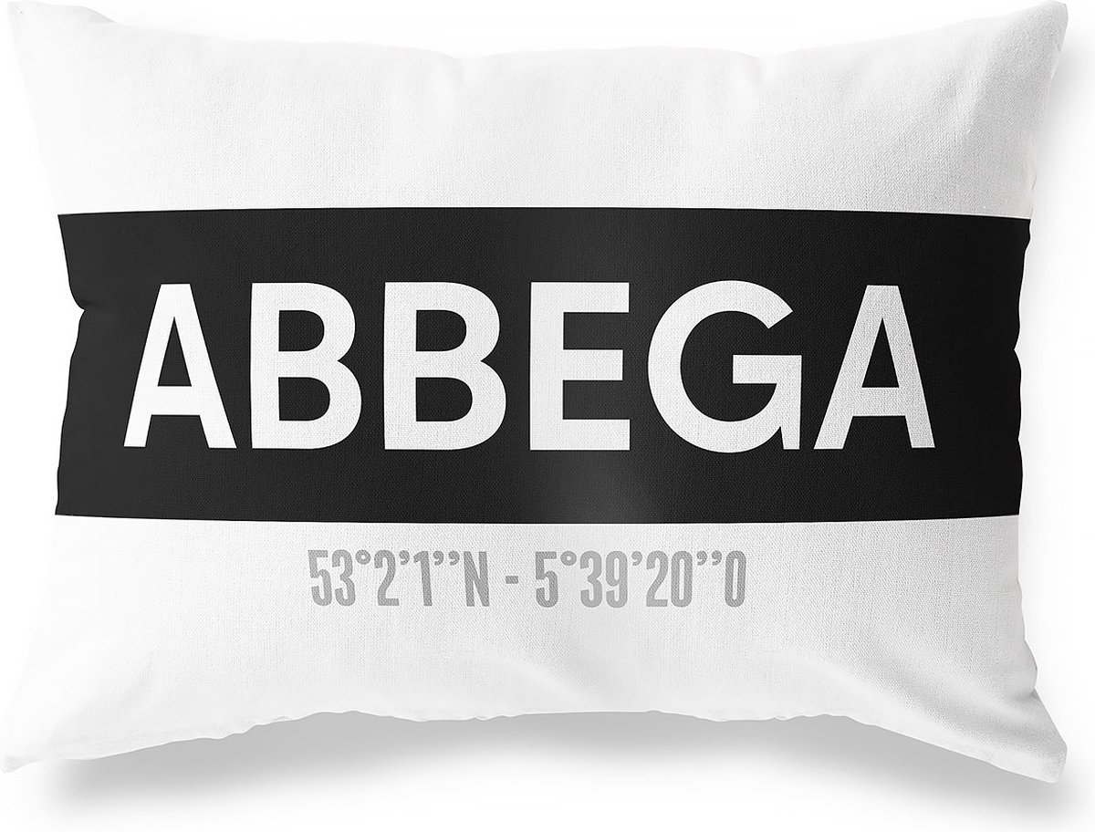 Tuinkussen ABBEGA - FRIESLAND met coördinaten - Buitenkussen - Bootkussen - Weerbestendig - Jouw Plaats - Studio216 - Modern - Zwart-Wit - 50x30cm