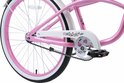 Vélo rose avec garde-boue blancs et jantes roses. Carter de chaîne décoré.
