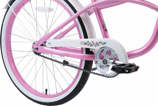 Vélo rose avec garde-boue blancs et jantes roses. Carter de chaîne décoré.