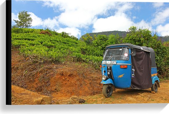 Canvas - Blauwe Tuktuk Geparkeerd voor Heuvel - 60x40 cm Foto op Canvas Schilderij (Wanddecoratie op Canvas)
