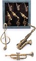 Gouden broches: vioolsleutel met blauwe steen, saxofoon, trompet met blauwe stenen. Box met 6 zilverkleurige saxofoons.