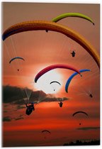 Acrylglas - Grote Groep Paragliders tijdens Roodkleurige Zonsondergang - 40x60 cm Foto op Acrylglas (Wanddecoratie op Acrylaat)