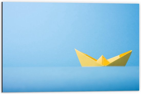 Dibond - Geel Papieren Bootje op Blauwe Achtergrond - 60x40cm Foto op Aluminium (Wanddecoratie van metaal)