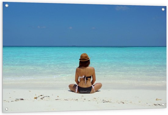 Tuinposter – Vrouw aan het genieten op het Strand - 120x80cm Foto op Tuinposter  (wanddecoratie voor buiten en binnen)