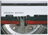 Dibond - ''Stories Matter'' op Typmachine  - 40x30cm Foto op Aluminium (Wanddecoratie van metaal)