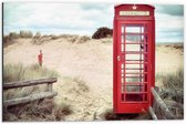 Dibond - Rode Telefooncel op het Strand - 60x40cm Foto op Aluminium (Wanddecoratie van metaal)