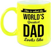 Worlds Greatest Dad cadeau koffiemok / theebeker neon geel 330 ml