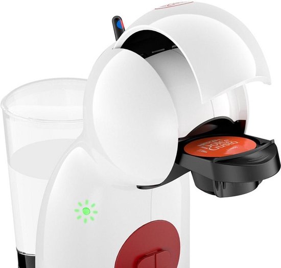 Witte Krups Dolce Gusto Piccolo XS koffiecupmachine, close-up van het inbrengen van een oranje capsule.