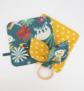 Handgemaakt baby cadeaupakket in jungle print met houten bijtring - Lazy Jungle