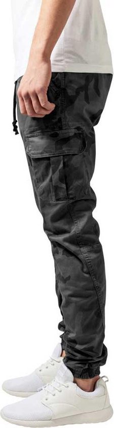 Zijaanzicht van heren cargo broek met donker camouflagepatroon en zakken.