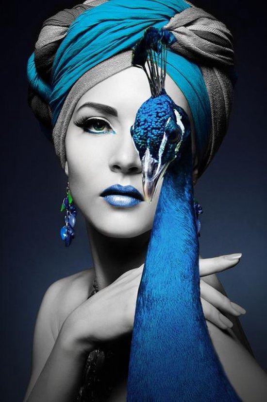 Glasschilderij - Vrouw met Pauw in Blauw - Modern - fotokunst op glas - 80 x 120 cm |