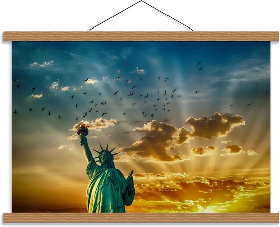 Schoolplaat – Vrijheidsbeeld met Zon en Vogels - 60x40cm Foto op Textielposter (Wanddecoratie op Schoolplaat)
