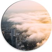 Dibond Wandcirkel - Laag Hangende Wolken boven Stad - 30x30cm Foto op Aluminium Wandcirkel (met ophangsysteem)