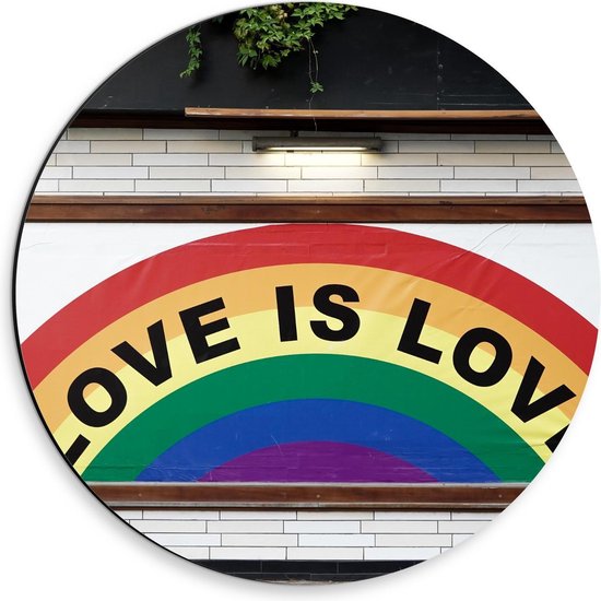 Dibond Wandcirkel - ''Love is Love'' op Regenboog tegen Muur - 30x30cm Foto op Aluminium Wandcirkel (met ophangsysteem)