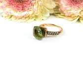 Ring in roos goud gezet met groene kwarts en bruine diamant