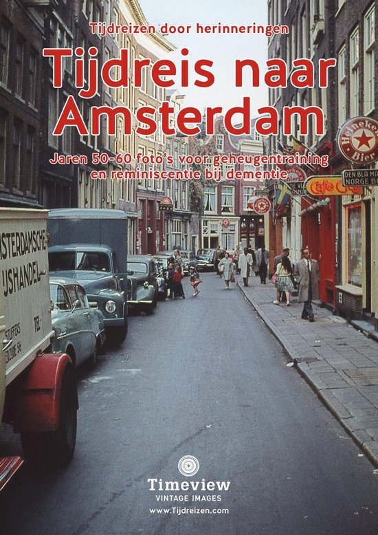 Boekomslag met de titel 'Tijdreis naar Amsterdam' en 'Tijdreizen door herinneringen'. Foto van een straat in Amsterdam met oude auto's en winkels.