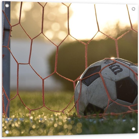 Tuinposter – Voetbal in de Goal - 80x80cm Foto op Tuinposter  (wanddecoratie voor buiten en binnen)