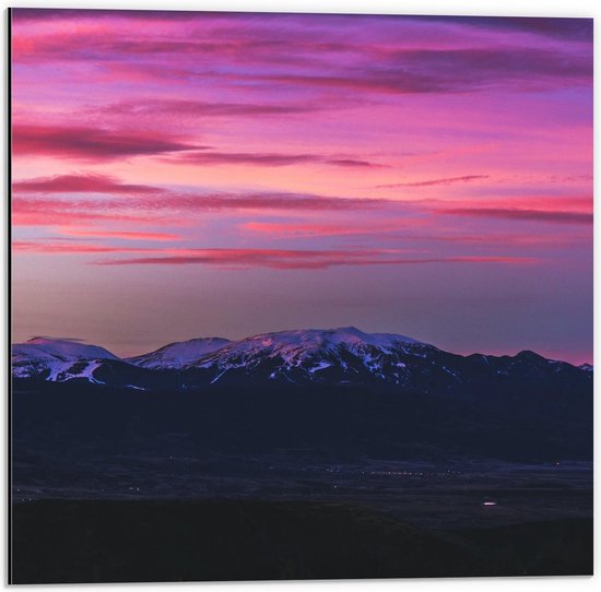 Dibond - Roze Lucht boven Besneeuwde Bergen - 50x50cm Foto op Aluminium (Met Ophangsysteem)