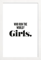 JUNIQE - Poster in houten lijst Run Girls -20x30 /Wit & Zwart