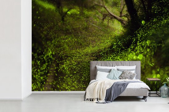 Papier peint photo en vinyle - Les lucioles sur le fond moussu d'une forêt largeur 420 cm x hauteur 280 cm - Tirage photo sur papier peint (disponible en 7 tailles)