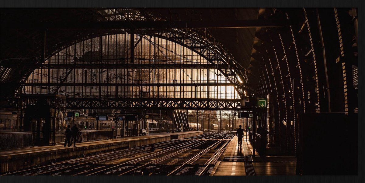 Schilderij - treinstation - Collectie heritage - Forex met zwarte lijst - 98x48cm