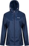 Donkerblauwe, opvouwbare regenjas met capuchon en Regatta logo op de borst.