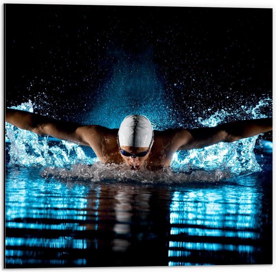 Dibond - Zwemmer in het Donker met Blauw Licht - 50x50cm Foto op Aluminium (Wanddecoratie van metaal)