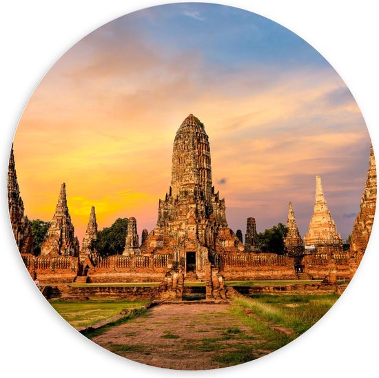 Wandcirkel met een antieke Thaise tempel bij zonsondergang met een oranje en paarse lucht.