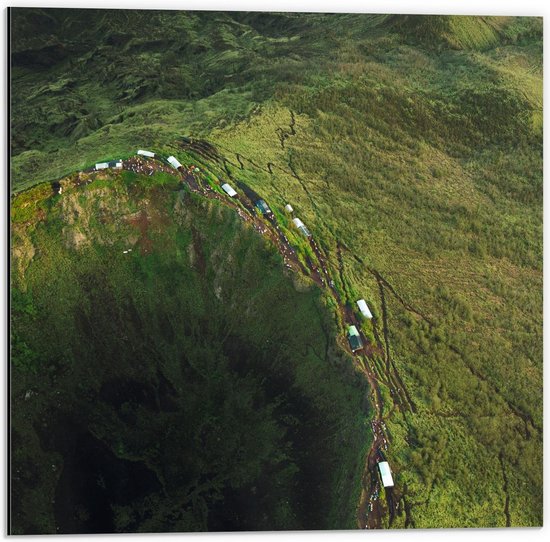 Dibond - Krater in Groene Berg - 50x50cm Foto op Aluminium (Met Ophangsysteem)