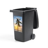 Container sticker Tropisch Strand  - Palmboom op het strand bij zonsondergang Klikosticker - 40x60 cm - kliko sticker - weerbestendige containersticker