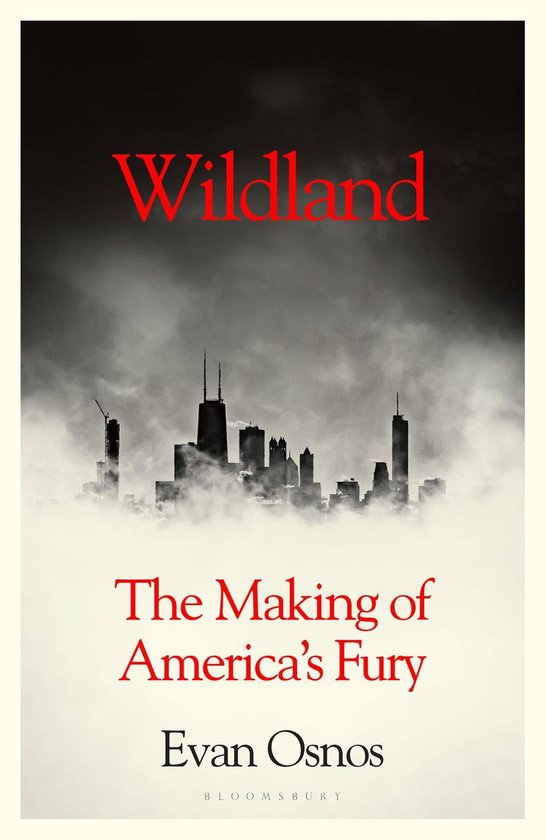 Couverture du livre "Wildland: The Making of America's Fury" par Evan Osnos, sur un fond de la skyline de Chicago enveloppée de brouillard.