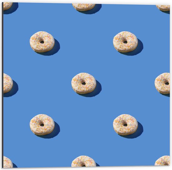 Dibond - Donut's op Blauwe Achtergrond - 50x50cm Foto op Aluminium (Wanddecoratie van metaal)