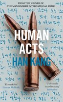 Couverture du livre 'Human Acts' de Han Kang, avec deux balles sur fond de texte coréen manuscrit. Titre 'HUMAN ACTS' en grandes lettres.