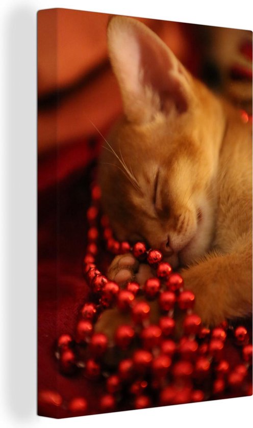 Canvas Schilderij Close-up van een slapende jonge kat in kerstversiering - 20x30 cm - Wanddecoratie