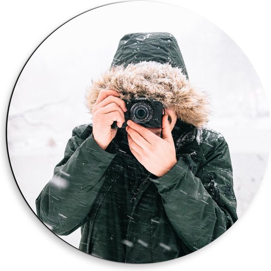 Dibond Wandcirkel - Man in de Sneeuw met een Donkere Jas met een Bontkraag en een Camera - 50x50cm Foto op Aluminium Wandcirkel (met ophangsysteem)