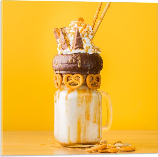 Acrylglas - Overheerlijke Milkshake op Gele Achtergrond - 50x50cm Foto op Acrylglas (Wanddecoratie op Acrylglas)