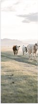 Poster (Mat) - Trio van Koeien Lopend door Gras Landschap onder aan Berg - 40x120 cm Foto op Posterpapier met een Matte look